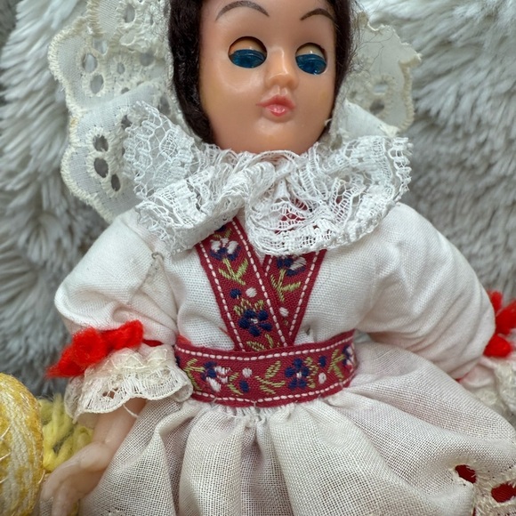 Vintage Traditional Dolls collectibles with Blue and White Dresses blinking eyes - Picture 9 of 10